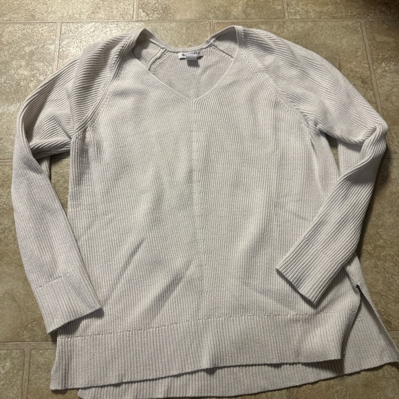 Athleta Ribbed V-Neck Sweater Medium | Lightweight Gray Athleisure Pullover - Picture 8 of 8